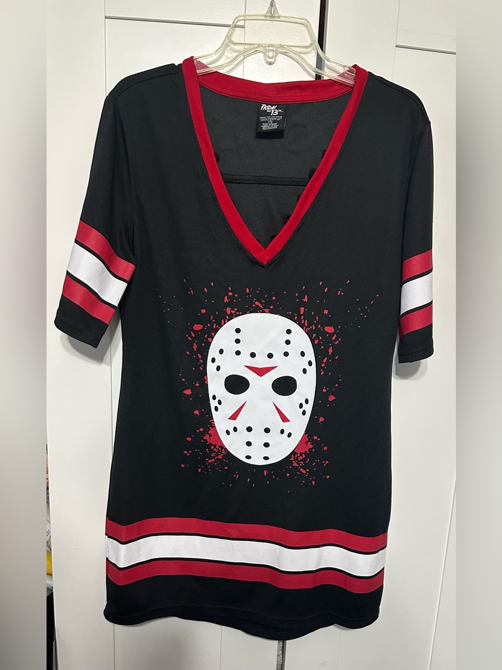 Jason Graphic V-Neck Dress Tee in Black & Red